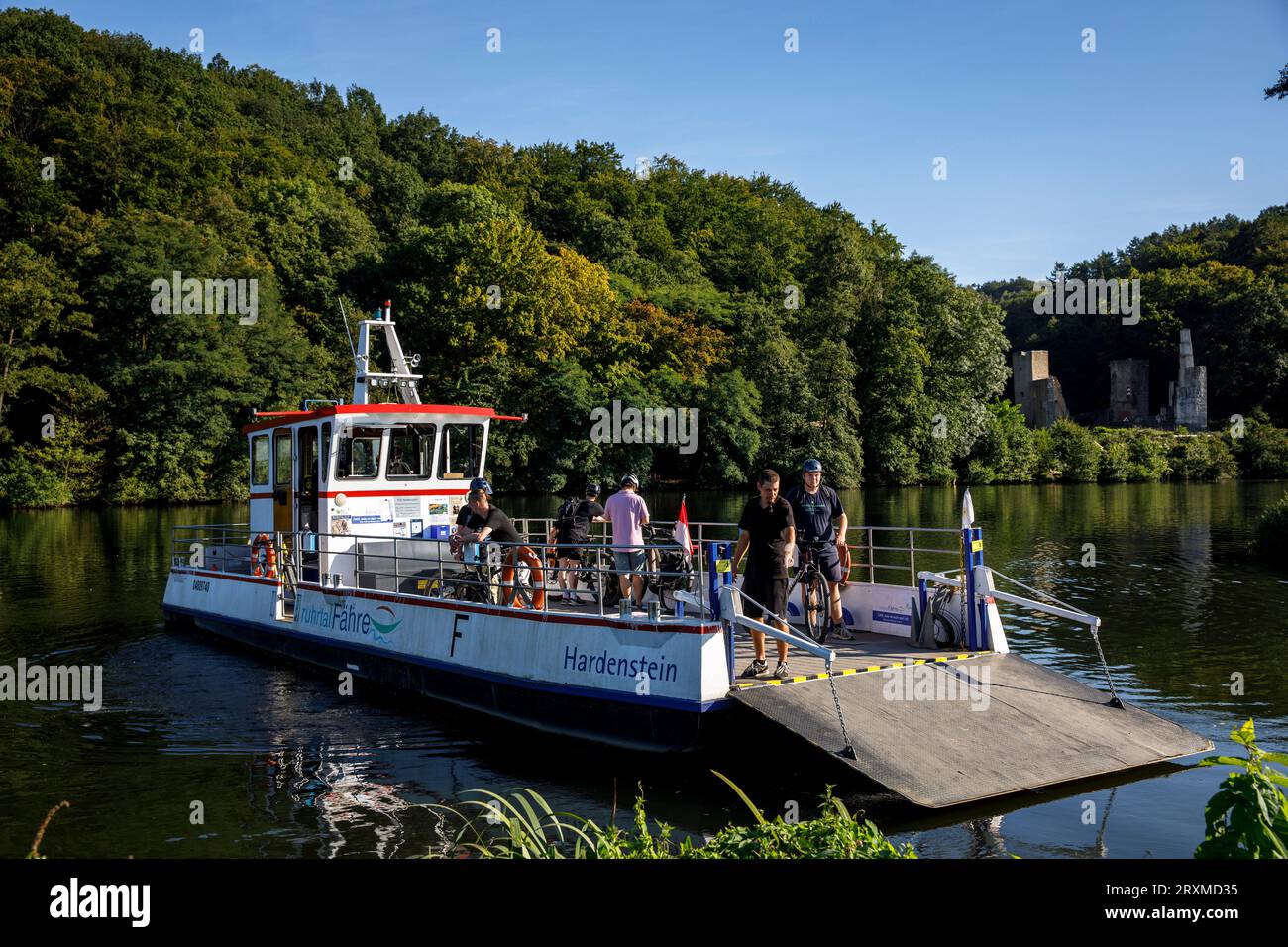Ferry bateau sur la rivière Ruhr dans le quartier Herbede, en arrière-plan la ruine du château Hardenstein à la vallée Muttental, Witten, région de la Ruhr, Nor Banque D'Images