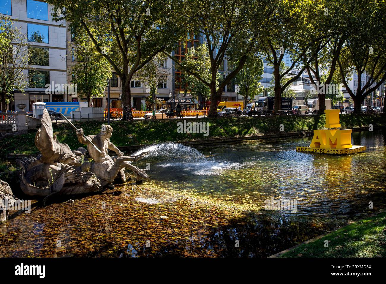 La fontaine Triton de Friedrich Coubiller à Koe-Graben sur Koenigsallee, logo flottant pour les Jeux Invictus 2023, Duesseldorf, Rhénanie du Nord-Westpha Banque D'Images