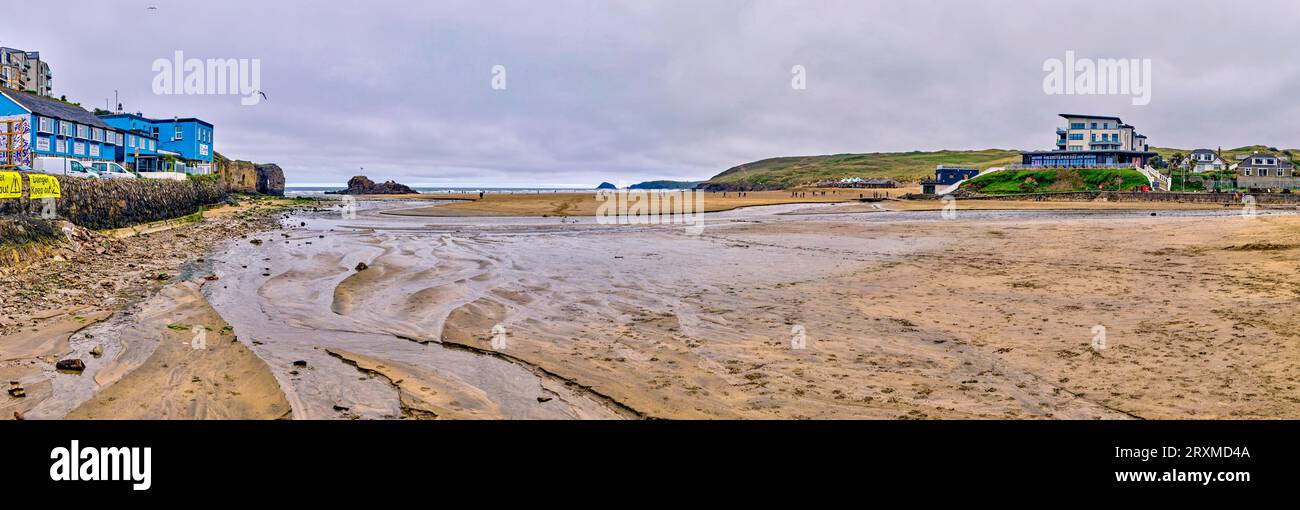 Plage de Perranporth pendant le couvert, Perranporth, Angleterre, Royaume-Uni Banque D'Images