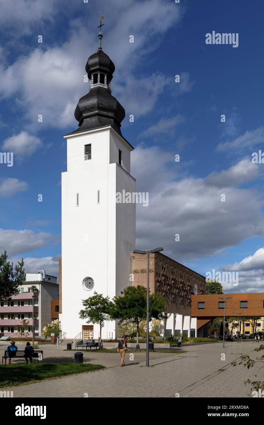 L'église profanée Zur Heiligen Familie par les architectes Dominikus et Gottfried Boehm à la place Platz der Kinderrechte dans le district de Suelz, Colog Banque D'Images