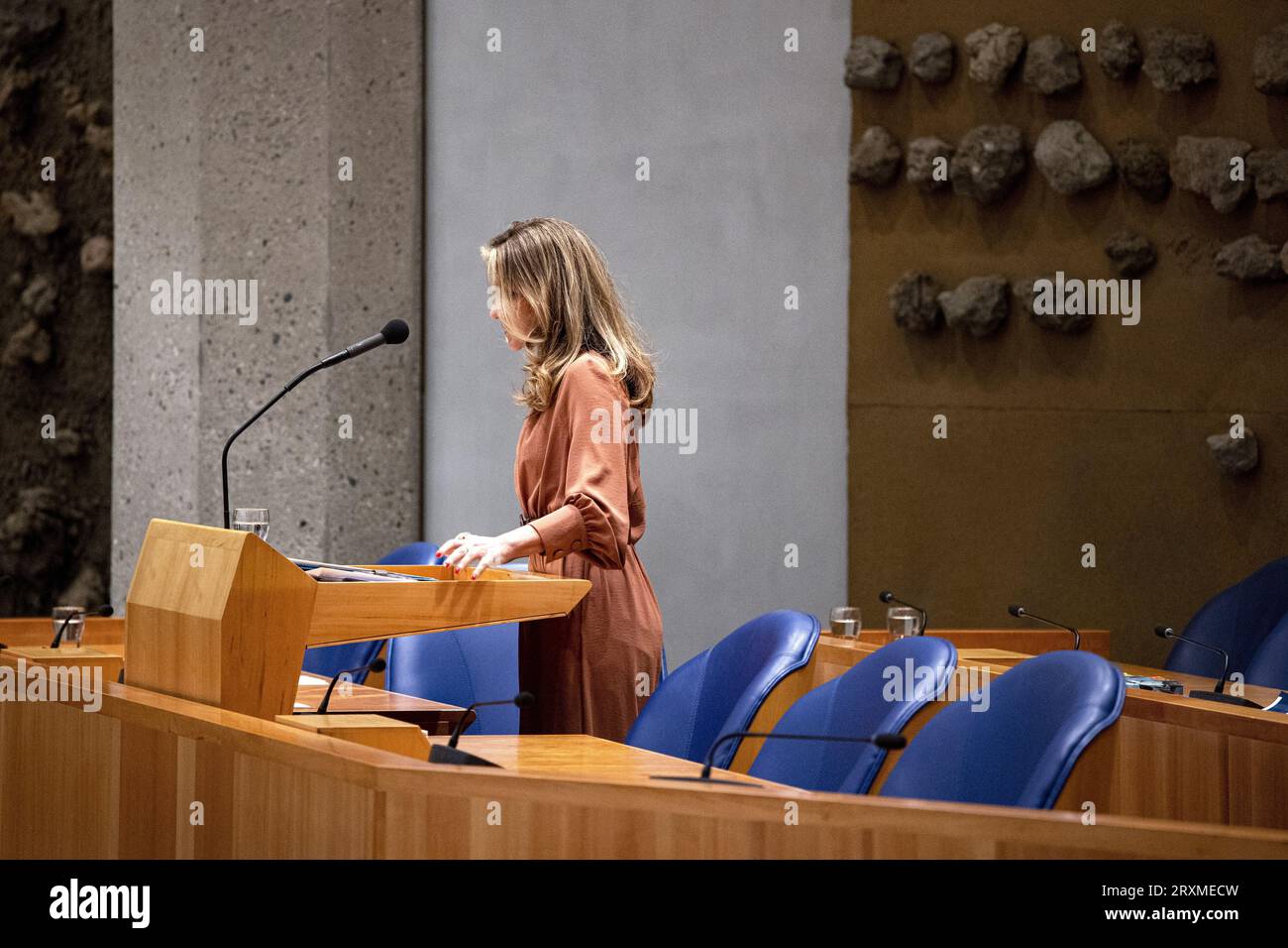 LA HAYE - Dilan Yesilgoz, ministre sortant de la Justice et de la sécurité, lors de l'heure hebdomadaire des questions à la Chambre des représentants. ANP RAMON VAN flymen netherlands Out - belgique Out Banque D'Images