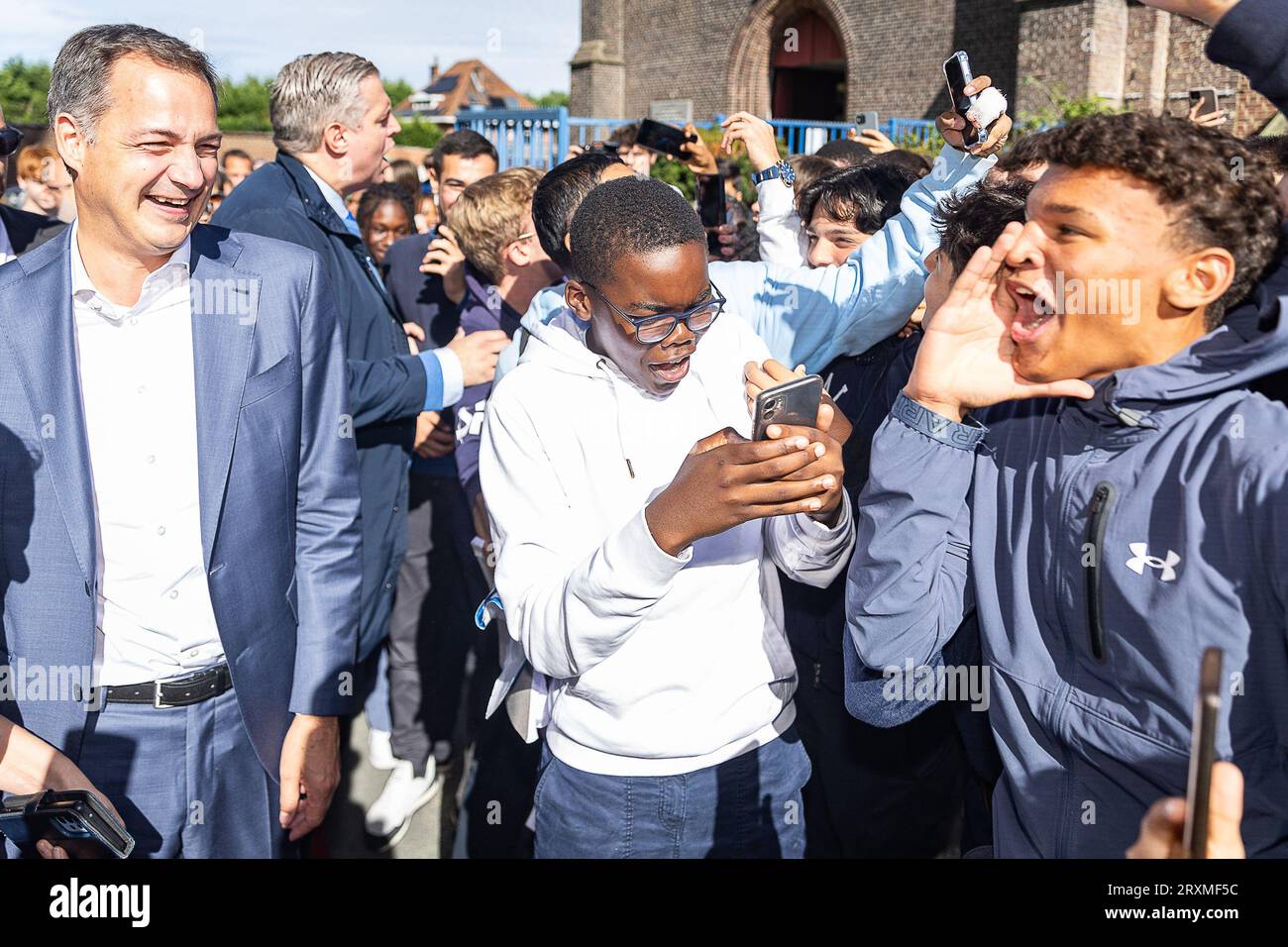 Melle, Belgique. 26 septembre 2023. Le Premier ministre Alexander de Croo rencontre les élèves lors d’une visite au SFI Melle, école secondaire Sint-Franciscus Instituut, mardi 26 septembre 2023, à Melle. L'école se concentre sur le développement personnel et l'éducation de qualité, et est reconnue comme un pionnier de la numérisation et stimule l'entrepreneuriat parmi les étudiants. BELGA PHOTO JAMES ARTHUR GEKIERE crédit : Belga News Agency/Alamy Live News Banque D'Images