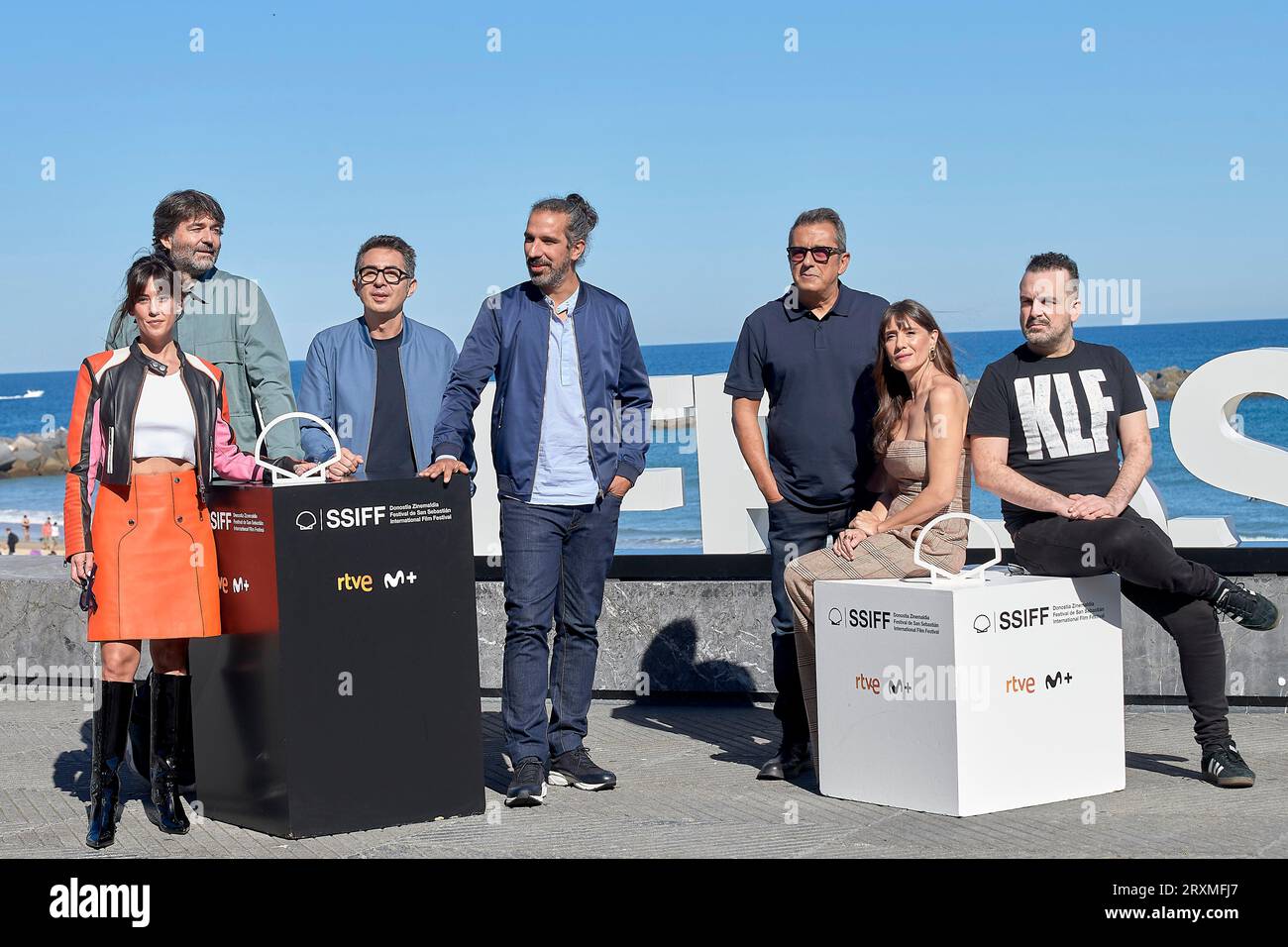 Toni Carrizosa, Berto Romero, Javier Ruiz Caldera,Alberto de Toro,Andreu Buenafuente, Eva Ugarte,Maria Botto, Nacho Vidalongo, attentent au photocall `El otro Lado` lors du 71e Festival International du film de San Sebastian à Kursaal le 24 septembre 2023 à San Sebastian, Espagne. (Photo de Yurena Paniagua/COOLMedia/NurPhoto) Banque D'Images