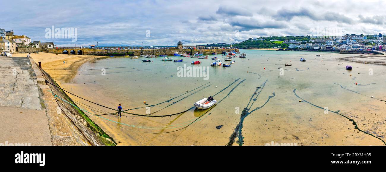 Port de St Ives et ville environnante, St Ives, Angleterre, Royaume-Uni Banque D'Images
