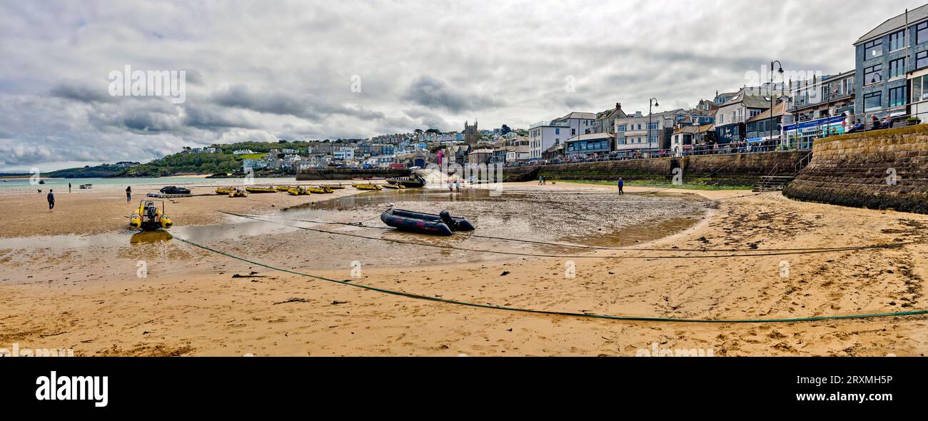 Bateaux amarrés à St Ives Harbour, St Ives, Angleterre, Royaume-Uni Banque D'Images