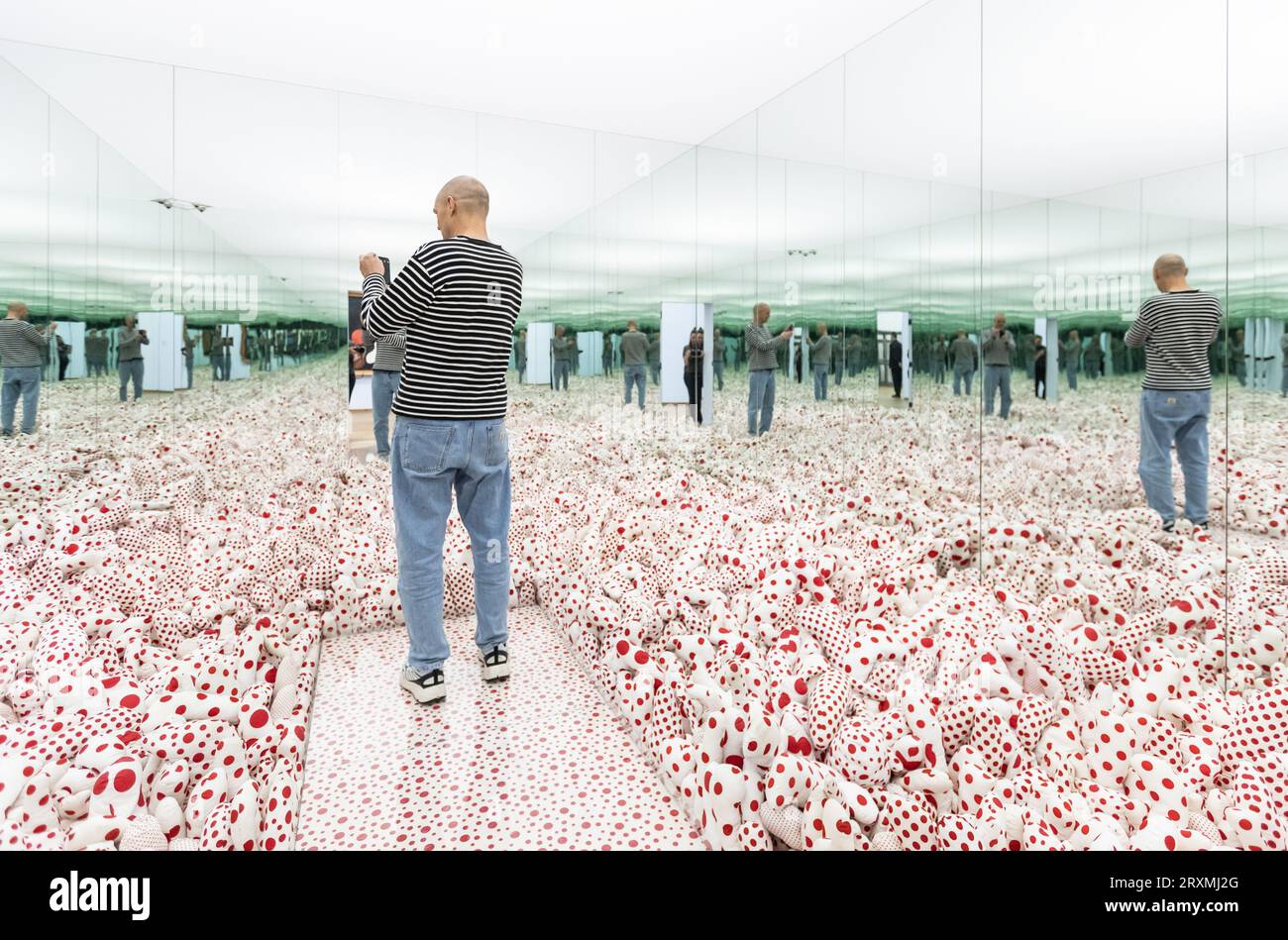 AMSTERDAM - The Infinity Mirror Room - Phalli's Field (Floor Show) de Yayoi Kusama lors d'une visite au Rijksmuseum où plus de quatre-vingt-dix œuvres d'art de la collection du Musée Boijmans Van Beuningen à Rotterdam sont exposées. Musée Boijmans Van Beuningen est fermé au public depuis 2019 en raison d'une rénovation à grande échelle. ANP EVA PLEVIER netherlands Out - belgique Out Banque D'Images