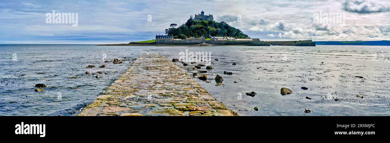 Chaussée en pierre reliant St Michaels Mount, Marazion, Angleterre, Royaume-Uni Banque D'Images