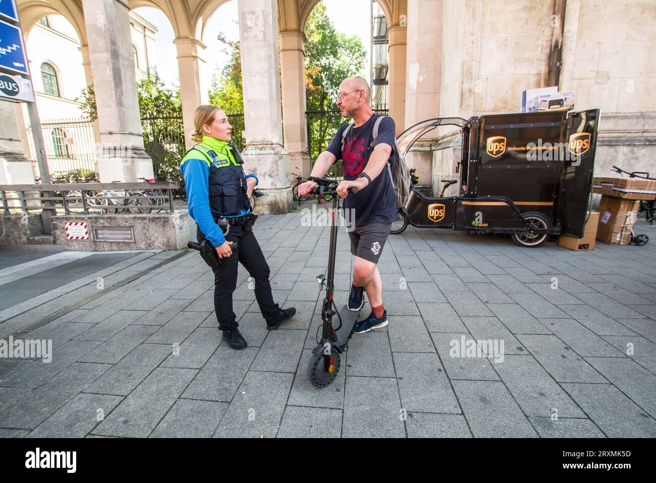 Munich, Bavière, Allemagne. 26 septembre 2023. Un agent de la police de la circulation de Munich parle avec un citoyen sur un e-scooter qui voulait obtenir des informations sur le fonctionnement légal et vérifier qu'il était en conformité avec les règlements et les habitudes de fonctionnement. Sous la devise ''sicher.mobil.leben '''''''' RÃ¼cksicht la police bavaroise a rejoint ses homologues dans tout le pays pour mener une action nationale pour la sécurité routière avec un accent sur la vitesse, les voitures roulant sur les trottoirs, le stationnement des véhicules sur les pistes cyclables, les dépassements dangereux et rapprochés des cyclistes. Dans le cas de ce dernier, les cyclistes ont comp Banque D'Images