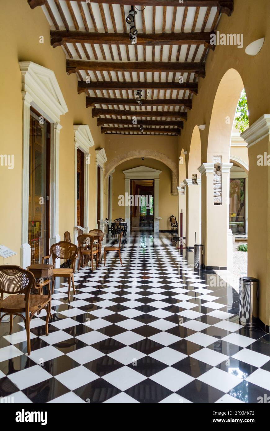 Mérida, Yucatan, Mexique, couloir avec plancher géométrique noir et blanc du palais du gouvernement (Palacio de Gobierno), éditorial seulement. Banque D'Images