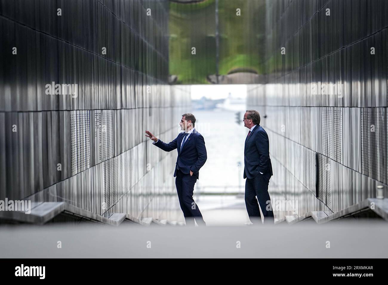 Tallinn, Estonie. 26 septembre 2023. Boris Pistorius (à droite, SPD), ministre fédéral de la Défense, et son homologue estonien Hanno Pevkur marchent à travers le mémorial de Maarjamäe. Après la Lettonie, Pistorius visitera également l’Estonie voisine jusqu’au 27 septembre 2023. Crédit : Kay Nietfeld/dpa/Alamy Live News Banque D'Images