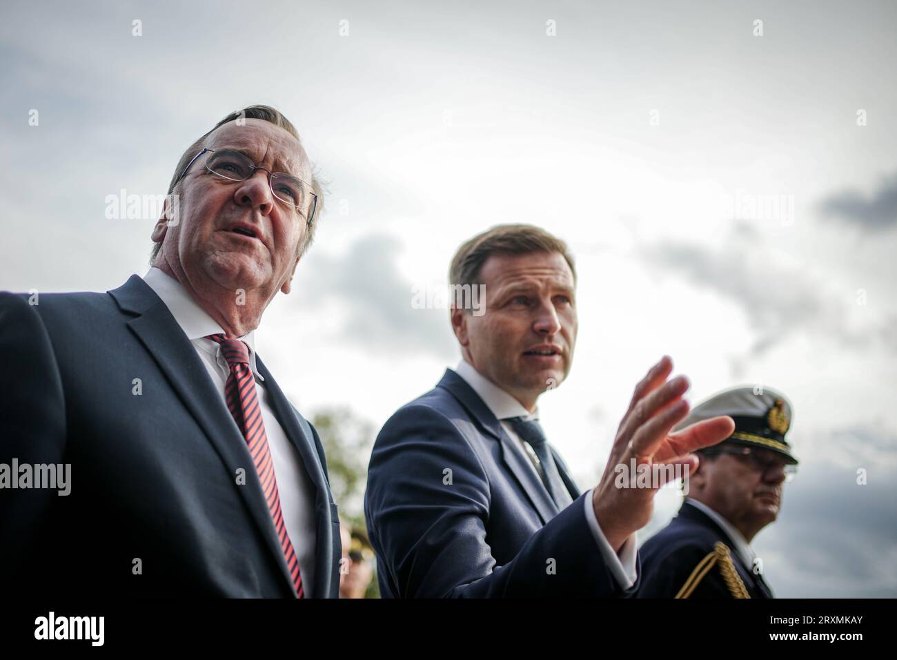 Tallinn, Estonie. 26 septembre 2023. Boris Pistorius (l, SPD), ministre fédéral de la Défense, et son homologue estonien Hanno Pevkur marchent à travers le mémorial de Maarjamäe. Après la Lettonie, Pistorius visitera également l’Estonie voisine jusqu’au 27 septembre 2023. Crédit : Kay Nietfeld/dpa/Alamy Live News Banque D'Images