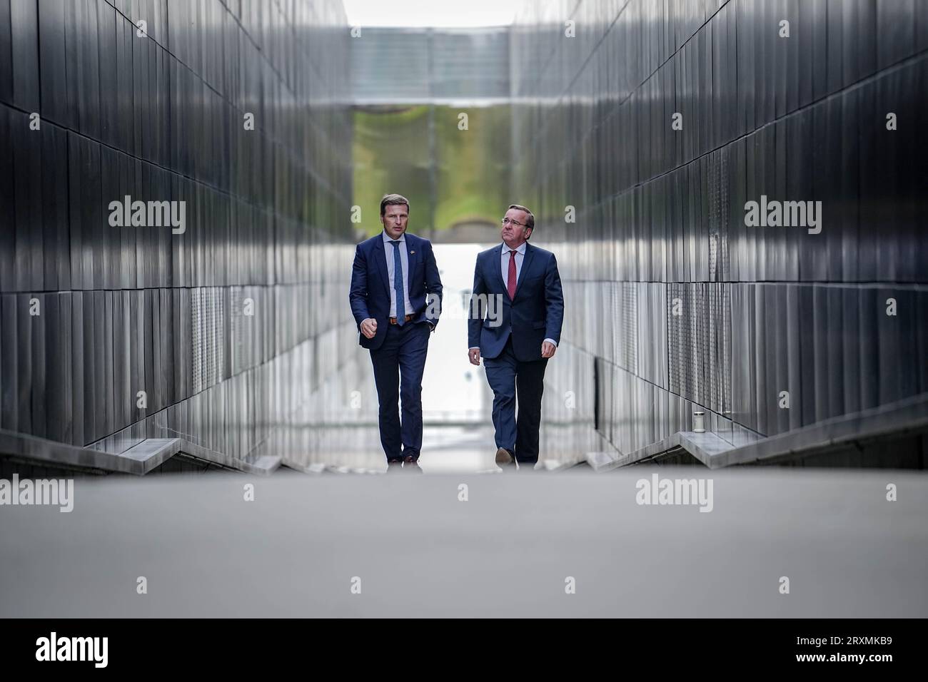 Tallinn, Estonie. 26 septembre 2023. Boris Pistorius (à droite, SPD), ministre fédéral de la Défense, et son homologue estonien Hanno Pevkur marchent à travers le mémorial de Maarjamäe. Après la Lettonie, Pistorius visitera également l’Estonie voisine jusqu’au 27 septembre 2023. Crédit : Kay Nietfeld/dpa/Alamy Live News Banque D'Images