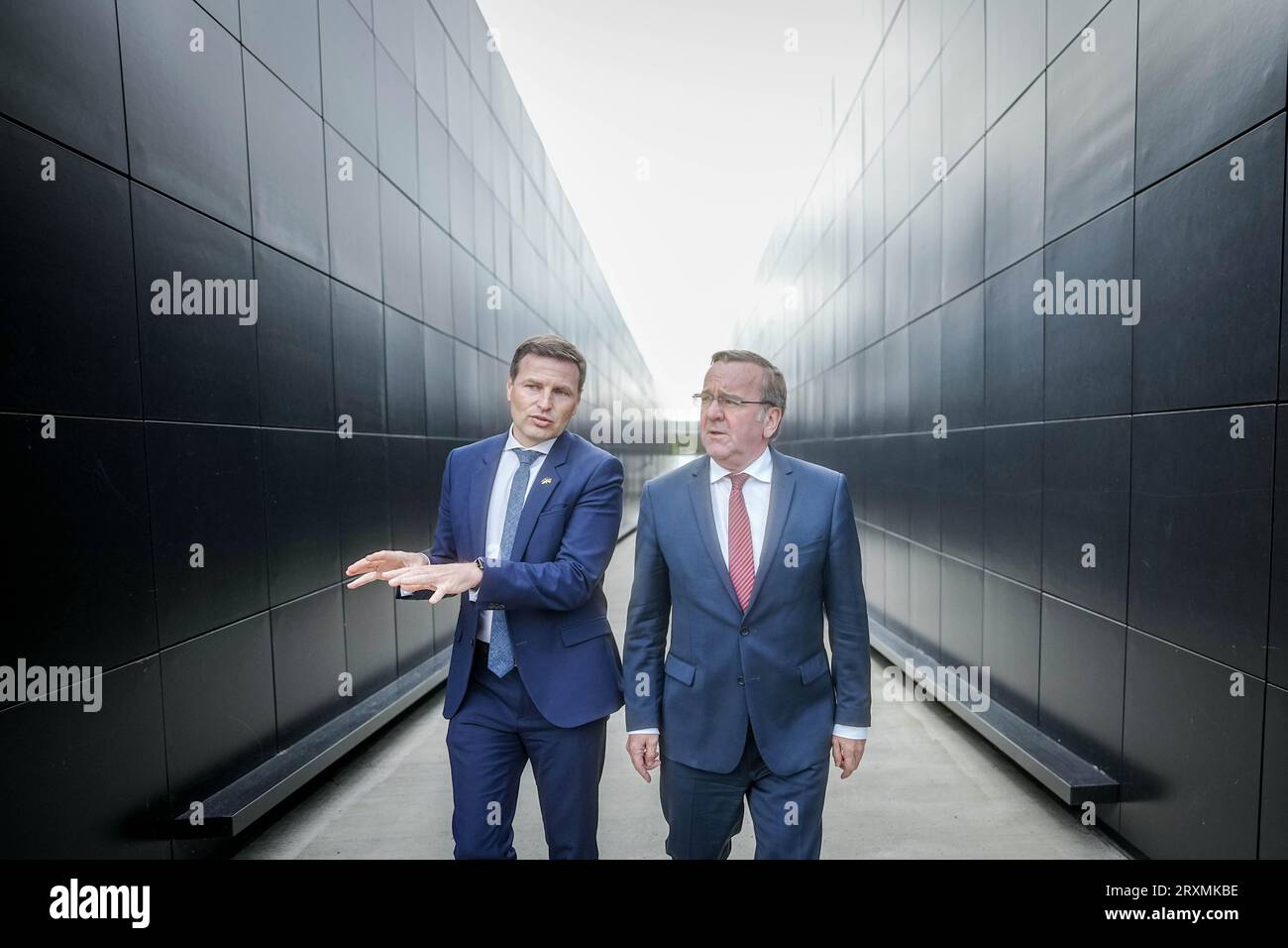 Tallinn, Estonie. 26 septembre 2023. Boris Pistorius (à droite, SPD), ministre fédéral de la Défense, et son homologue estonien Hanno Pevkur marchent à travers le mémorial de Maarjamäe. Après la Lettonie, Pistorius visitera également l’Estonie voisine jusqu’au 27 septembre 2023. Crédit : Kay Nietfeld/dpa/Alamy Live News Banque D'Images