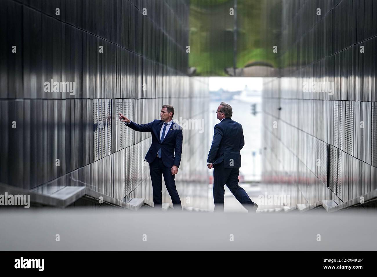 Tallinn, Estonie. 26 septembre 2023. Boris Pistorius (à droite, SPD), ministre fédéral de la Défense, et son homologue estonien Hanno Pevkur marchent à travers le mémorial de Maarjamäe. Après la Lettonie, Pistorius visitera également l’Estonie voisine jusqu’au 27 septembre 2023. Crédit : Kay Nietfeld/dpa/Alamy Live News Banque D'Images
