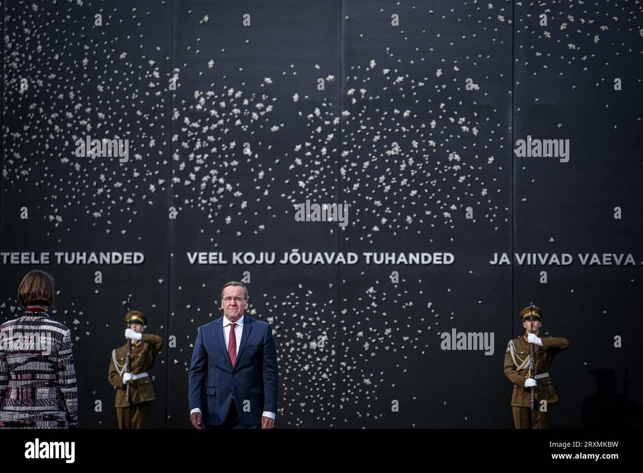 Tallinn, Estonie. 26 septembre 2023. Boris Pistorius (SPD), ministre fédéral de la Défense, visite le Mémorial de Maarjamäe. Après la Lettonie, Pistorius visitera également le pays voisin, l'Estonie, jusqu'au 27.09.2023. Crédit : Kay Nietfeld/dpa/Alamy Live News Banque D'Images