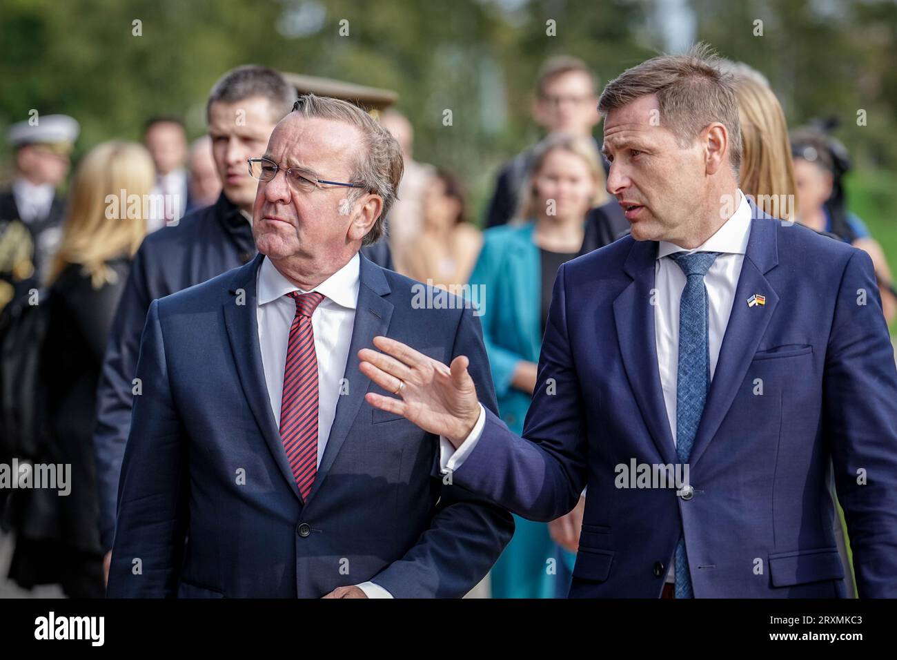 Tallinn, Estonie. 26 septembre 2023. Boris Pistorius (l, SPD), ministre fédéral de la Défense, et son homologue estonien Hanno Pevkur marchent à travers le mémorial de Maarjamäe. Après la Lettonie, Pistorius visitera également l’Estonie voisine jusqu’au 27 septembre 2023. Crédit : Kay Nietfeld/dpa/Alamy Live News Banque D'Images