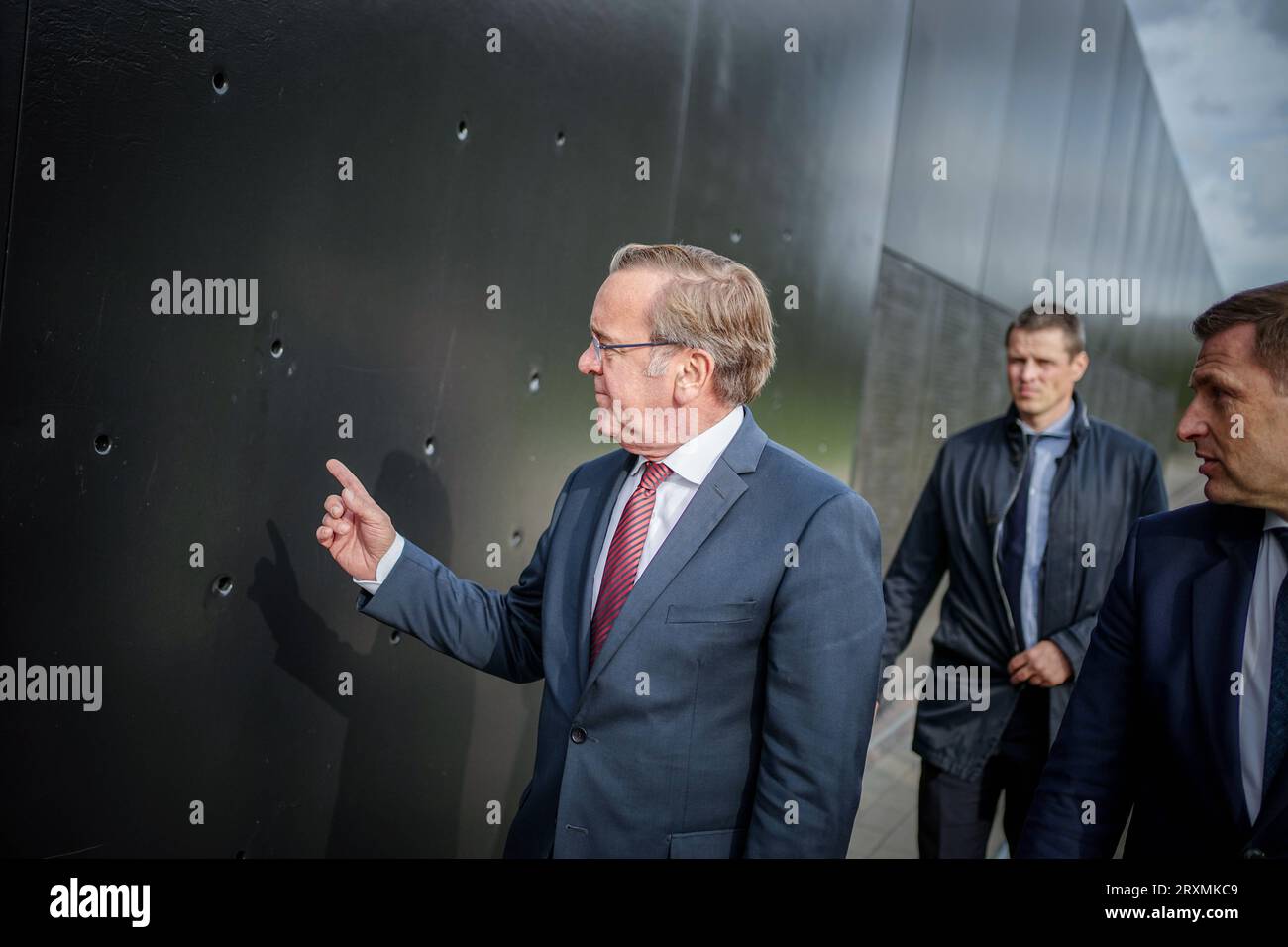 Tallinn, Estonie. 26 septembre 2023. Boris Pistorius (l, SPD), ministre fédéral de la Défense, et son homologue estonien Hanno Pevkur marchent à travers le site commémoratif de Maarjamäe et regardent des trous de balles symboliques. Derrière chaque trou de balle se trouve une photo de portrait. Après la Lettonie, Pistorius visitera également l’Estonie voisine jusqu’au 27 septembre 2023. Crédit : Kay Nietfeld/dpa/Alamy Live News Banque D'Images