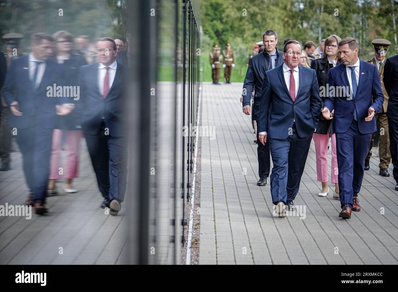 Tallinn, Estonie. 26 septembre 2023. Boris Pistorius (l, SPD), ministre fédéral de la Défense, et son homologue estonien Hanno Pevkur marchent à travers le mémorial de Maarjamäe. Après la Lettonie, Pistorius visitera également l’Estonie voisine jusqu’au 27 septembre 2023. Crédit : Kay Nietfeld/dpa/Alamy Live News Banque D'Images