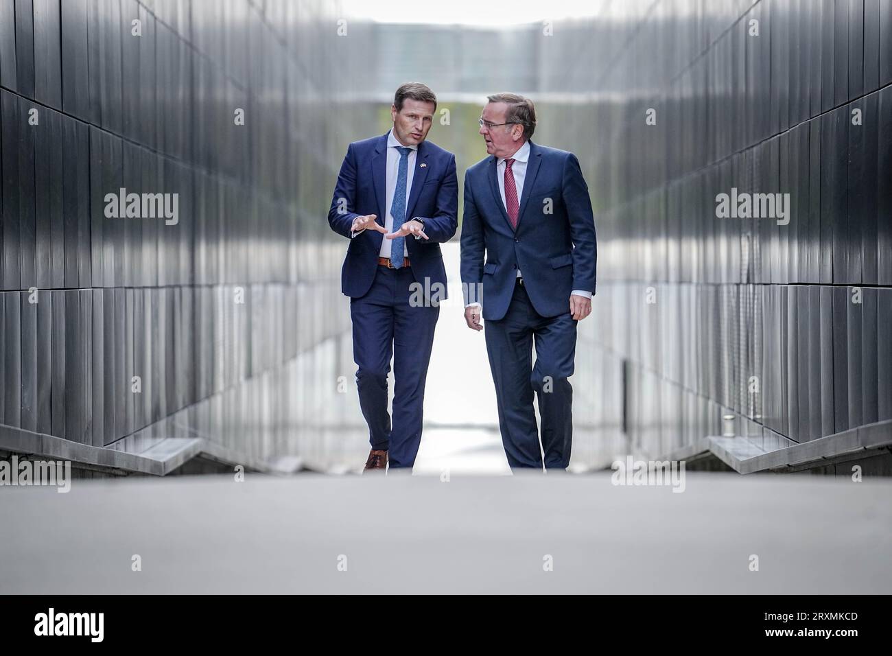 Tallinn, Estonie. 26 septembre 2023. Boris Pistorius (à droite, SPD), ministre fédéral de la Défense, et son homologue estonien Hanno Pevkur marchent à travers le mémorial de Maarjamäe. Après la Lettonie, Pistorius visitera également l’Estonie voisine jusqu’au 27 septembre 2023. Crédit : Kay Nietfeld/dpa/Alamy Live News Banque D'Images