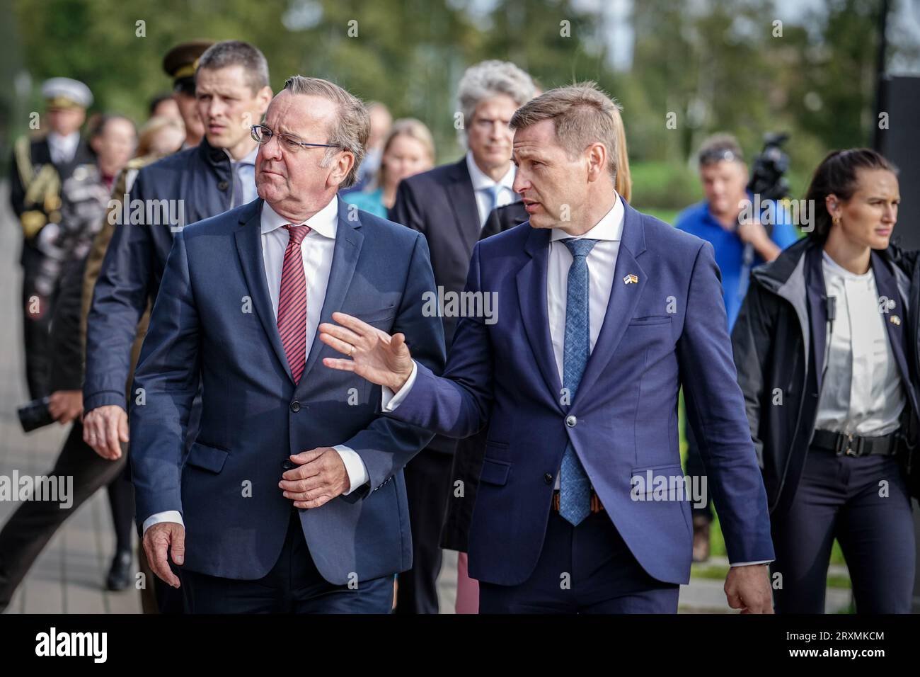 Tallinn, Estonie. 26 septembre 2023. Boris Pistorius (l, SPD), ministre fédéral de la Défense, et son homologue estonien Hanno Pevkur marchent à travers le mémorial de Maarjamäe. Après la Lettonie, Pistorius visitera également l’Estonie voisine jusqu’au 27 septembre 2023. Crédit : Kay Nietfeld/dpa/Alamy Live News Banque D'Images