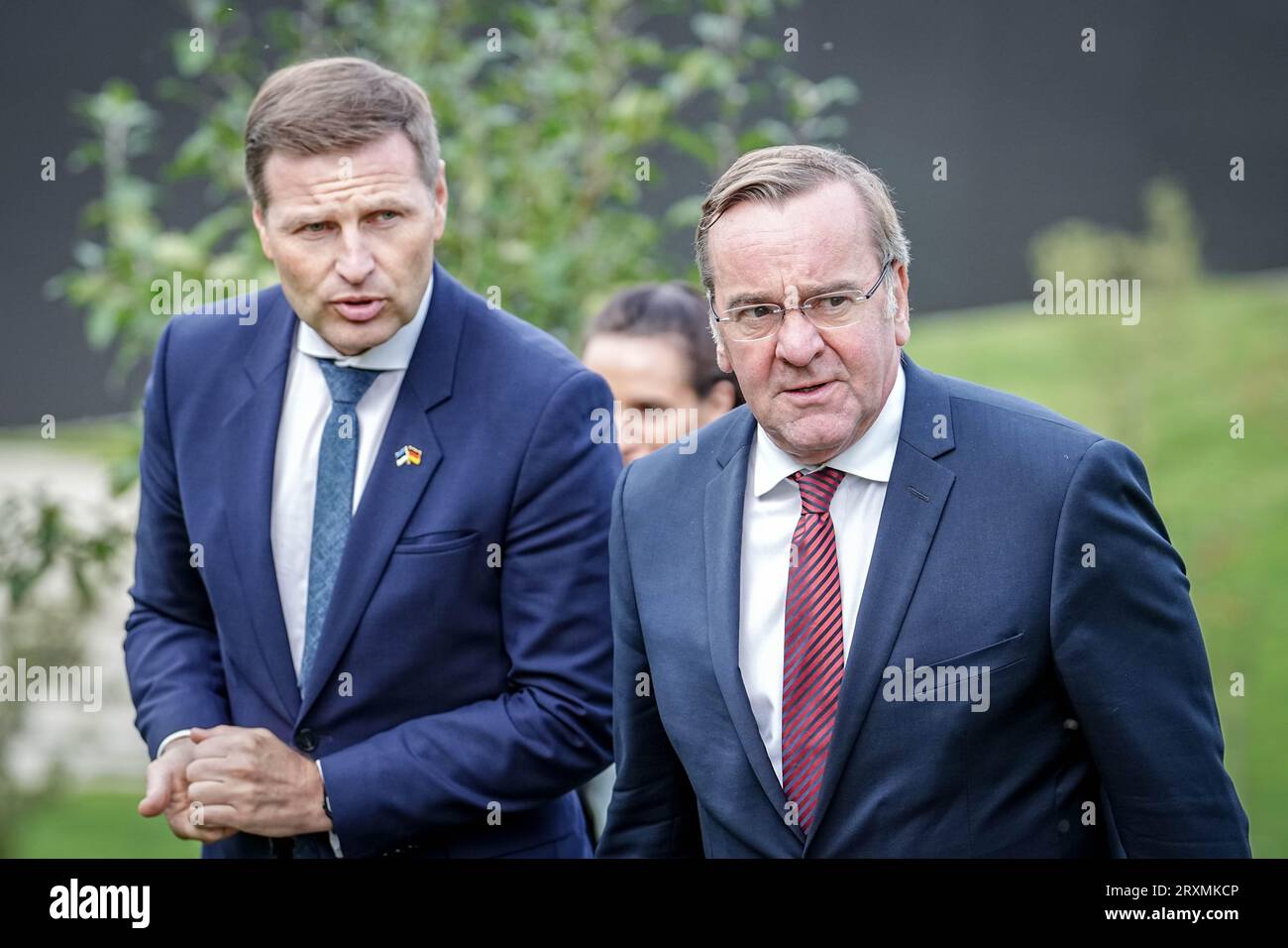 Tallinn, Estonie. 26 septembre 2023. Boris Pistorius (à droite, SPD), ministre fédéral de la Défense, et son homologue estonien Hanno Pevkur marchent à travers le mémorial de Maarjamäe. Après la Lettonie, Pistorius visitera également l’Estonie voisine jusqu’au 27 septembre 2023. Crédit : Kay Nietfeld/dpa/Alamy Live News Banque D'Images