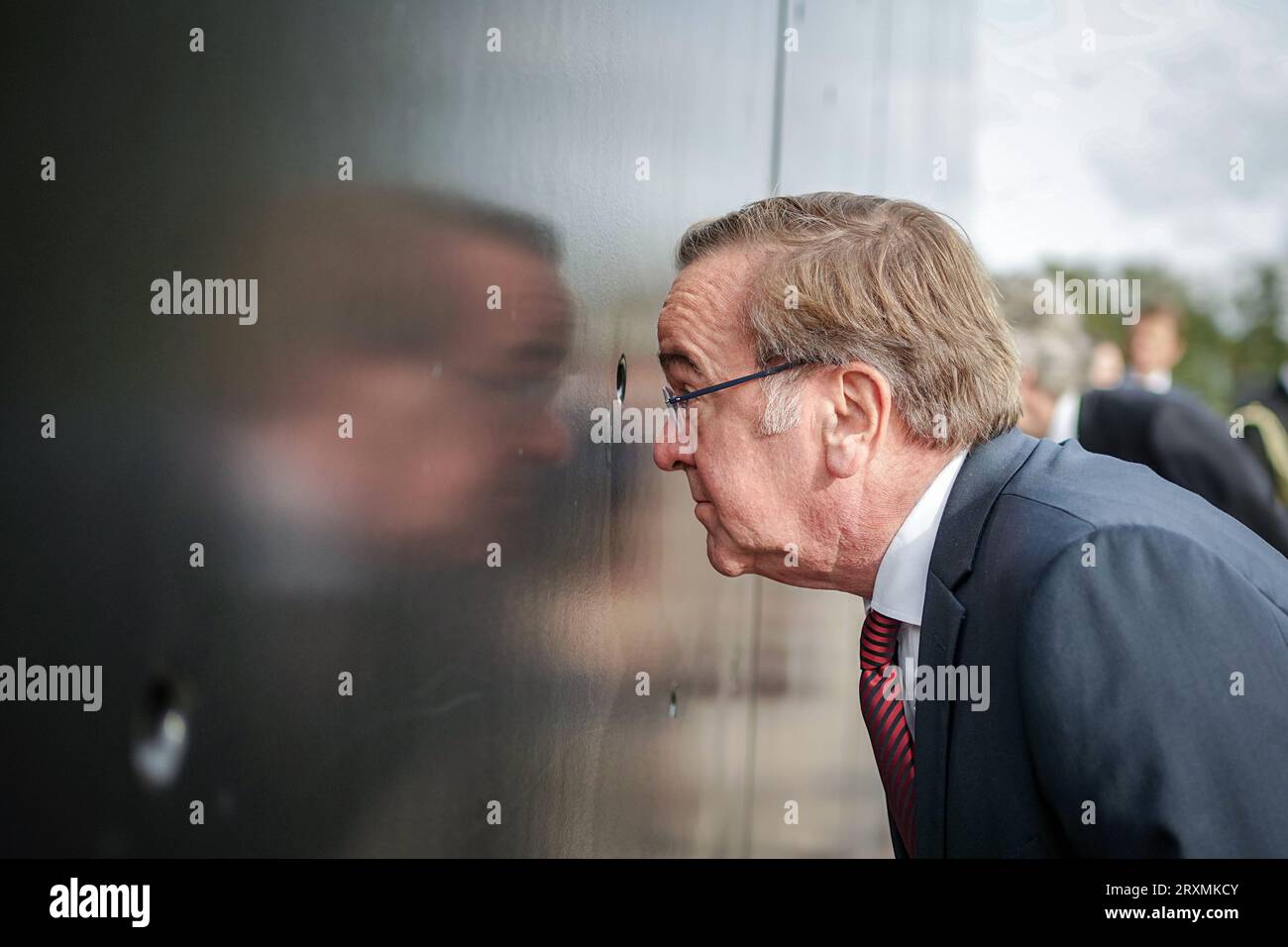Tallinn, Estonie. 26 septembre 2023. Boris Pistorius (SPD), ministre fédéral de la Défense, examine un trou de balle symbolique au mémorial de Maarjamäe. Derrière chaque trou de balle se trouve une photo de portrait. Après la Lettonie, Pistorius visitera également l’Estonie voisine jusqu’au 27 septembre 2023. Crédit : Kay Nietfeld/dpa/Alamy Live News Banque D'Images