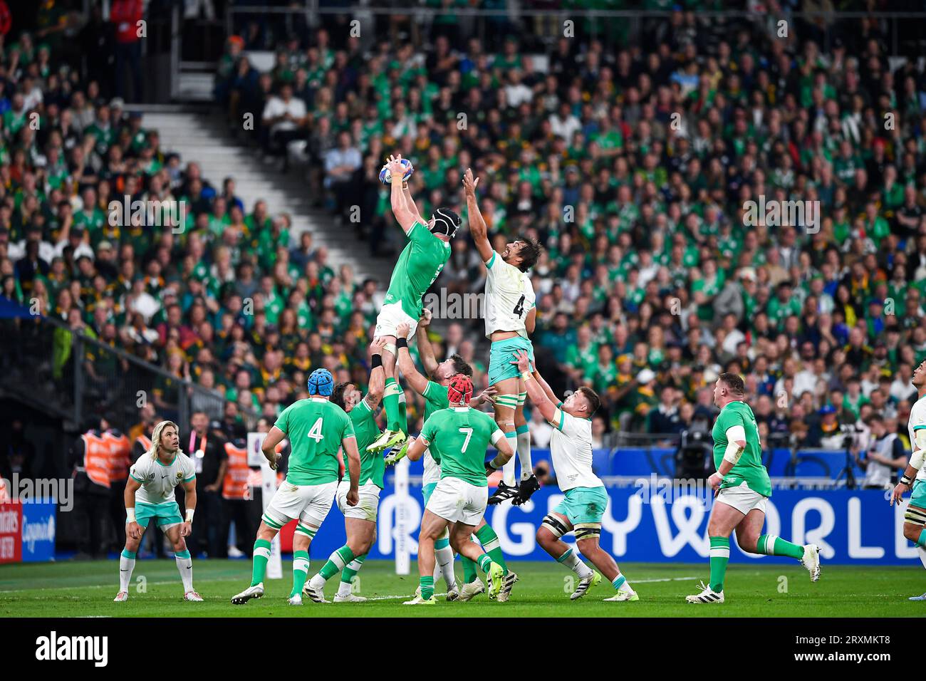 James John Ryan et Eben Etzebeth lors d'une touche lors du match de rugby à XV coupe du monde RWC 2023 entre l'Afrique du Sud (Springboks) et l'Irlande le 23 septembre 2023 au Stade de France à Saint-Denis près de Paris. Banque D'Images