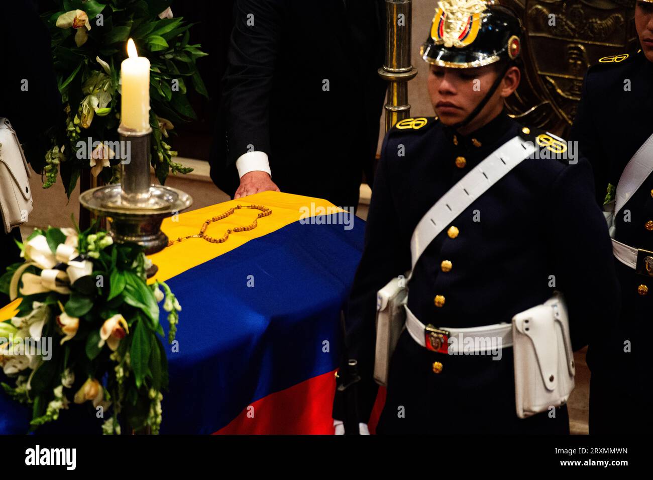 La police colombienne et la garde présidentielle tandis que le regretté artiste colombien Fernando Botero se trouve à l'intérieur du Congrès national lors de son sillage à Bogota, en Colombie, le 24 septembre 2023. Botero, décédé à l'âge de 91 ans d'une pneumonie le 15 septembre, a été amené en Colombie comme dernier adieu de son pays natal après avoir été reconnu pour ses œuvres de représentations voluptueuses de personnes et d'animaux, l'artiste le plus célèbre de Colombie restera dans l'état à Bogota et Medellin avant de retourner en Italie pour son enterrement. (Photo de Sebastian Barros/NurPhoto) Banque D'Images