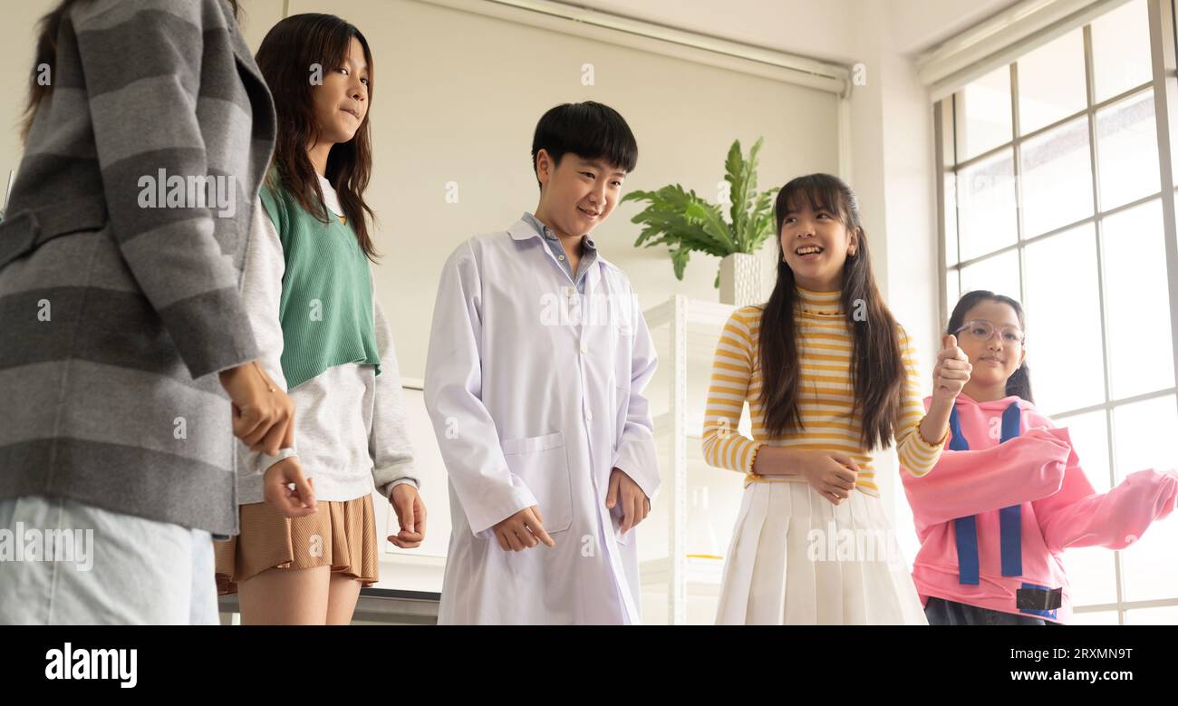 Enfants dansant dans le thème de fantaisie divers. Groupe d'enfants asiatiques aiment danser ensemble dans la soirée après la classe. Banque D'Images
