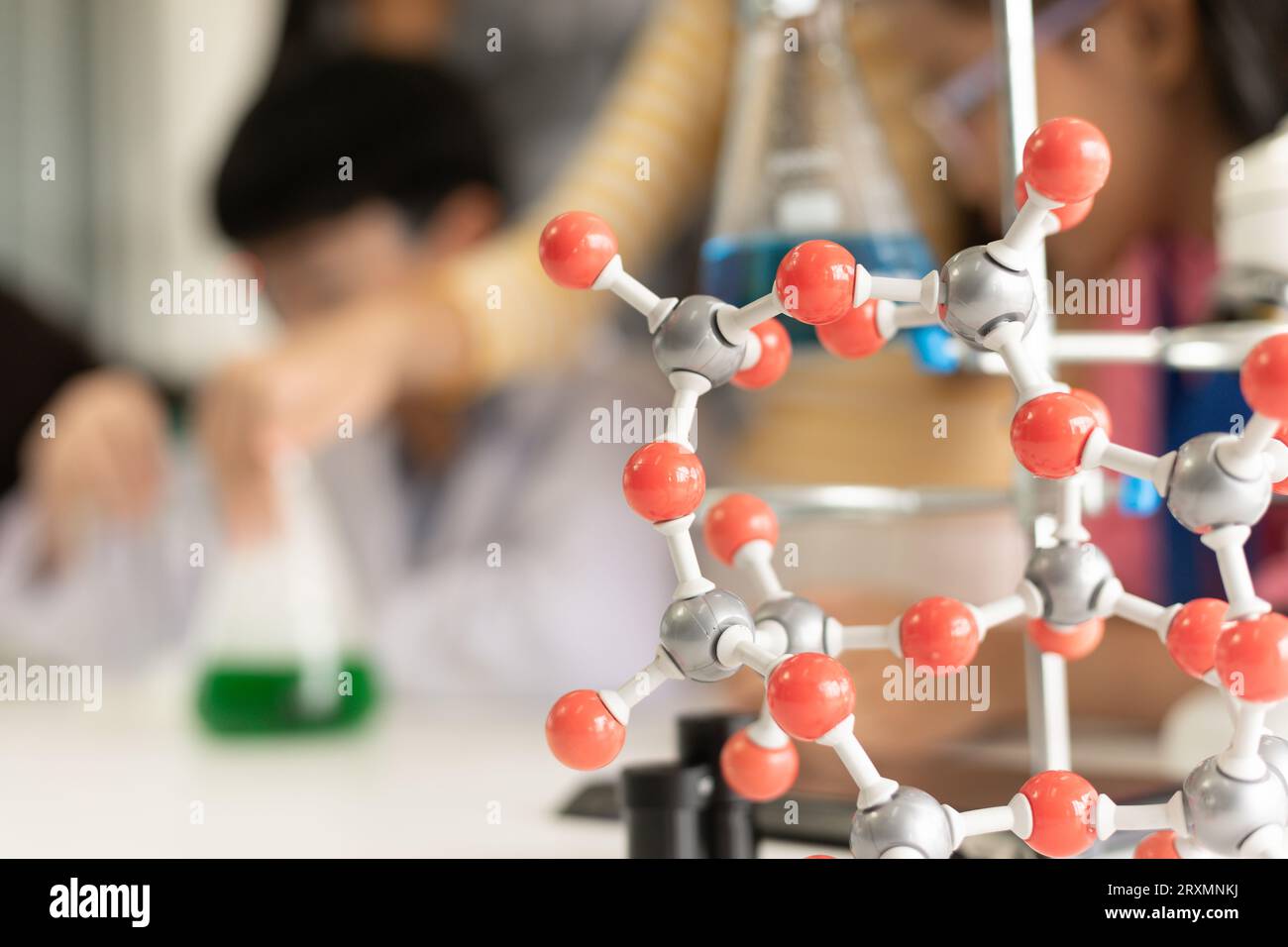 Concept d'éducation STEM. Les enfants asiatiques en recherche de laboratoire un examen expérimental avec modèle moléculaire. Le nouveau système éducatif dans une salle de classe includin Banque D'Images