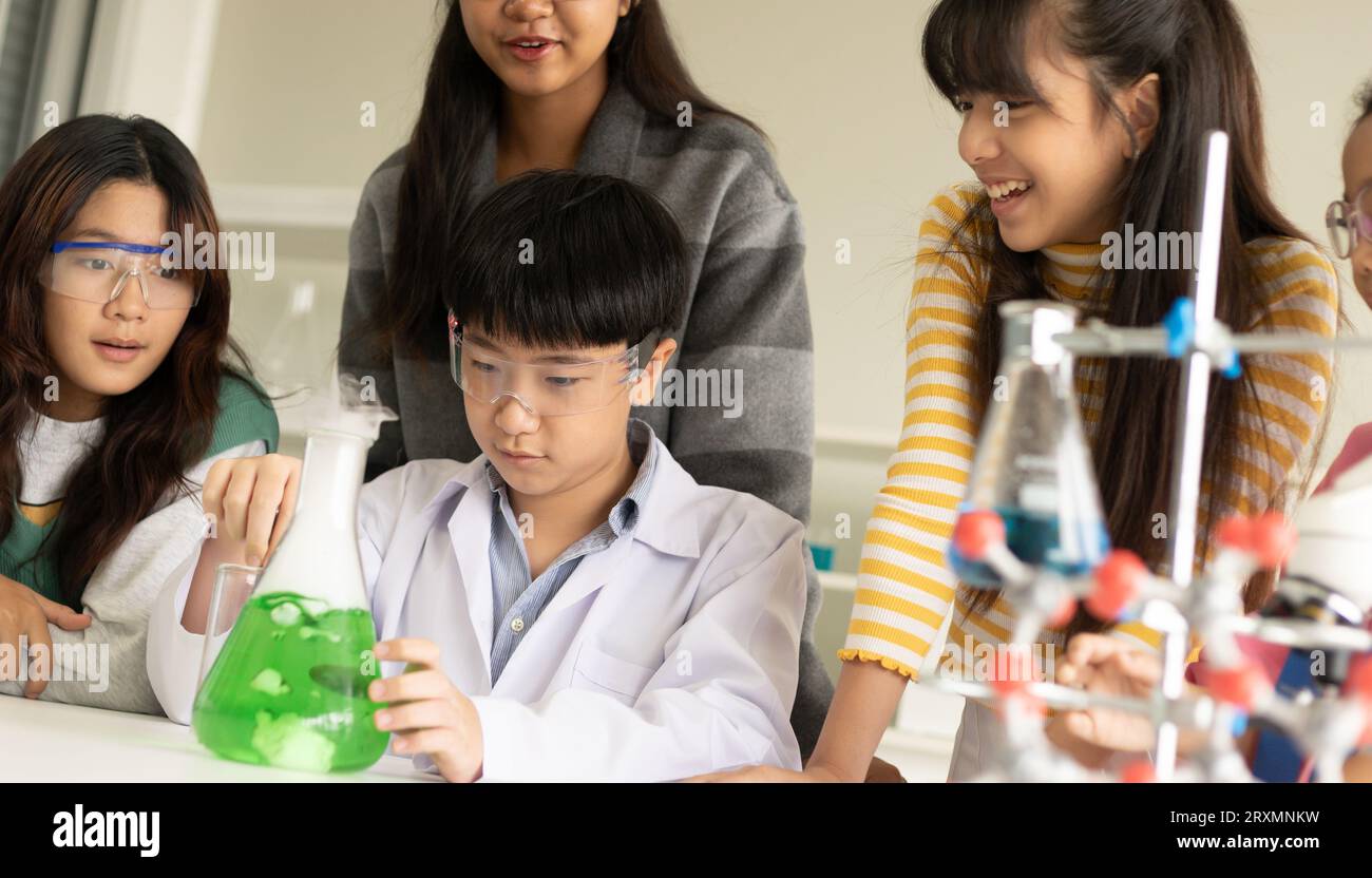 Concept d'éducation STEM. Les enfants asiatiques dans la recherche de laboratoire un examen expérimental avec bécher chimique. Le nouveau système éducatif dans une salle de classe includ Banque D'Images