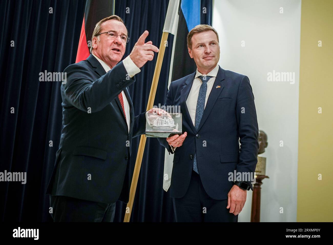 Tallinn, Estonie. 26 septembre 2023. Boris Pistorius (l, SPD), ministre fédéral de la Défense, est reçu par son homologue estonien Hanno Pevkur au ministère de la Défense. Après la Lettonie, Pistorius visitera également l’Estonie voisine jusqu’au 27 septembre 2023. Crédit : Kay Nietfeld/dpa/Alamy Live News Banque D'Images