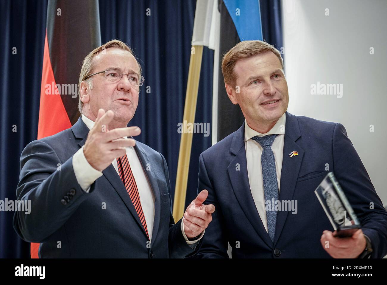 Tallinn, Estonie. 26 septembre 2023. Boris Pistorius (l, SPD), ministre fédéral de la Défense, est reçu par son homologue estonien Hanno Pevkur au ministère de la Défense. Après la Lettonie, Pistorius visitera également l’Estonie voisine jusqu’au 27 septembre 2023. Crédit : Kay Nietfeld/dpa/Alamy Live News Banque D'Images