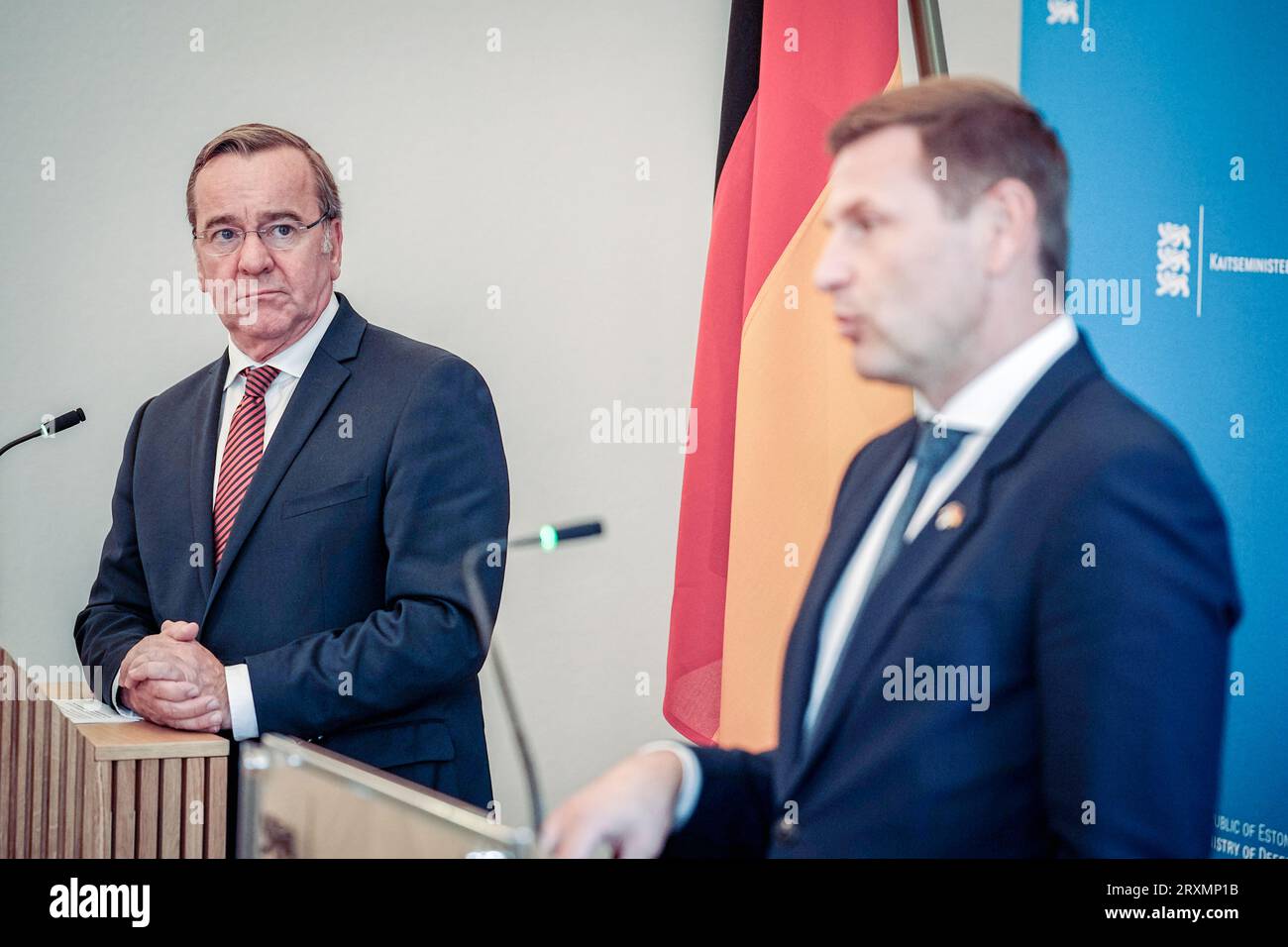 Tallinn, Estonie. 26 septembre 2023. Boris Pistorius (l, SPD), ministre fédéral de la Défense, et son homologue estonien Hanno Pevkur donnent une conférence de presse. Après la Lettonie, Pistorius visitera également l’Estonie voisine jusqu’au 27 septembre 2023. Crédit : Kay Nietfeld/dpa/Alamy Live News Banque D'Images