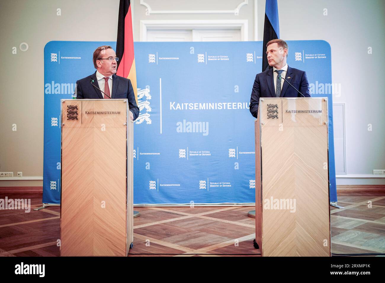 Tallinn, Estonie. 26 septembre 2023. Boris Pistorius (l, SPD), ministre fédéral de la Défense, et son homologue estonien Hanno Pevkur donnent une conférence de presse. Après la Lettonie, Pistorius visitera également l’Estonie voisine jusqu’au 27 septembre 2023. Crédit : Kay Nietfeld/dpa/Alamy Live News Banque D'Images