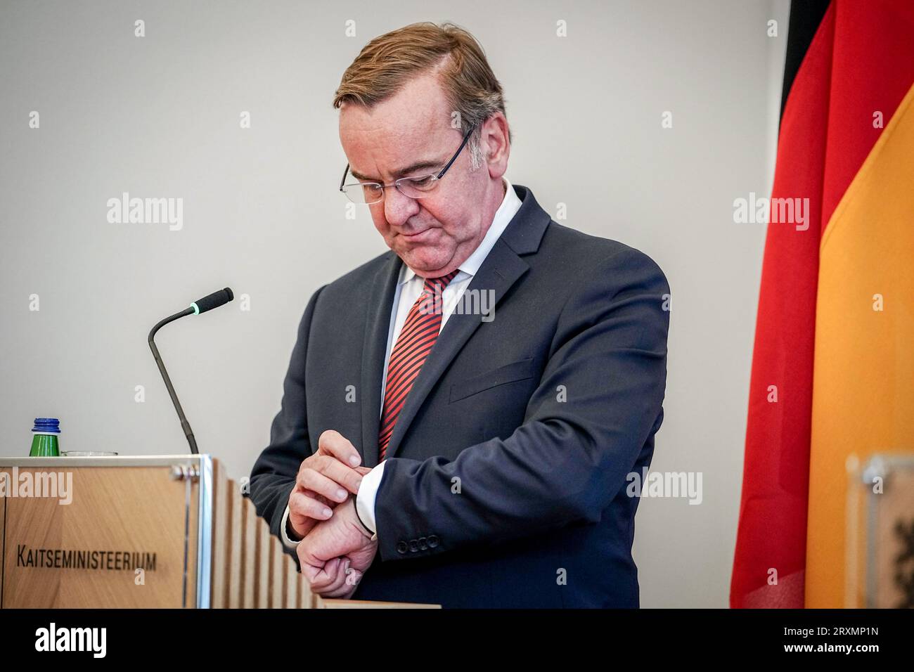 Tallinn, Estonie. 26 septembre 2023. Boris Pistorius (SPD), ministre fédéral de la Défense, regarde l'horloge lors de la conférence de presse. Après la Lettonie, Pistorius visitera également l’Estonie voisine jusqu’au 27.09.2023. Crédit : Kay Nietfeld/dpa/Alamy Live News Banque D'Images
