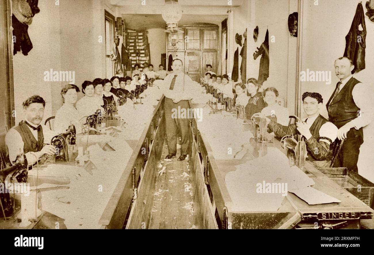 Ouvriers du vêtement vers 1900, machines à coudre Singer, Garment Factory Banque D'Images