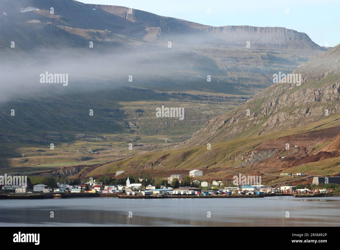 La petite ville de Seydisfjordur, dans l'est de l'Islande Banque D'Images