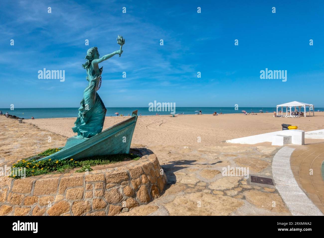 Rota, Cadix, Espagne - 23 septembre 2023 : vue sur la plage de Costilla et la sculpture à la liberté, à Rota, une ville côtière de Cadix, Espagne. Banque D'Images