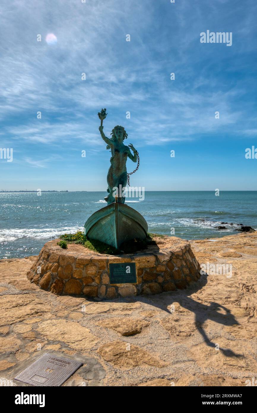 Rota, Cadix, Espagne - 23 septembre 2023 : vue sur la plage de Costilla et la sculpture à la liberté, à Rota, une ville côtière de Cadix, Espagne. Banque D'Images
