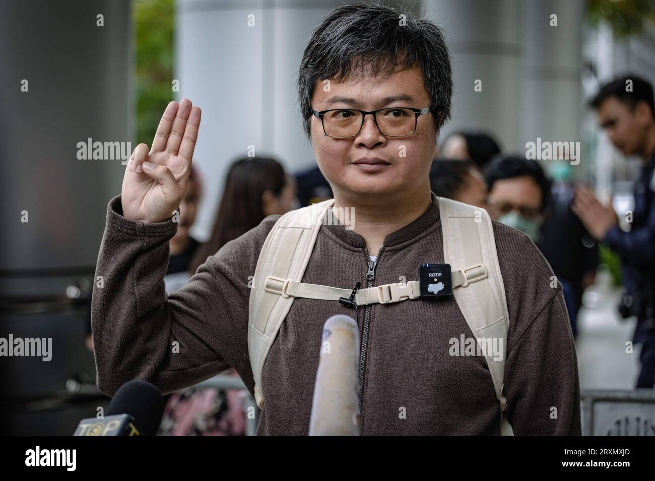 Bangkok, Thaïlande. 26 septembre 2023. ARNON NAMPA lève un salut à trois doigts, symbole de résistance, après avoir parlé aux médias à l'arrivée à la cour criminelle. L'éminent avocat thaïlandais des droits humains a été reconnu coupable mardi d'insulte à la monarchie et condamné à quatre ans de prison, la première condamnation en vertu d'une loi controversée protégeant l'institution royale depuis qu'un gouvernement civil a pris ses fonctions après des années de régime soutenu par l'armée. (Image de crédit : © Wissarut Weerasopon/ZUMA Press Wire) USAGE ÉDITORIAL SEULEMENT! Non destiné à UN USAGE commercial ! Banque D'Images