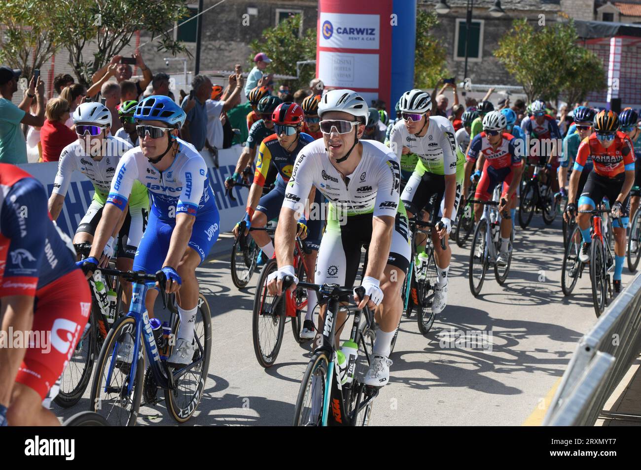 Primosten, Croatie. 26 septembre 2023. Départ de la CRO Race 2023, la première course cycliste sur l'étape de Primosten à Sinj, à Primosten, Croatie, le 26 septembre 2023. Photo : Hrvoje Jelavic/PIXSELL crédit : Pixsell/Alamy Live News Banque D'Images