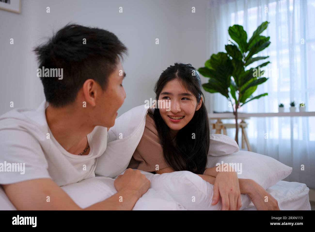 Jeune couple ensemble dans la chambre avec chien. Concept de style de vie et d'activités de loisirs. Banque D'Images
