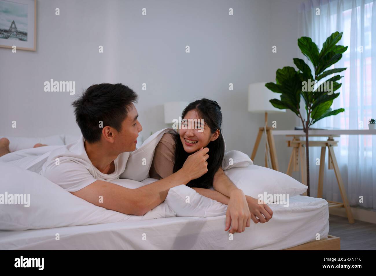 Jeune couple ensemble dans la chambre avec chien. Concept de style de vie et d'activités de loisirs. Banque D'Images