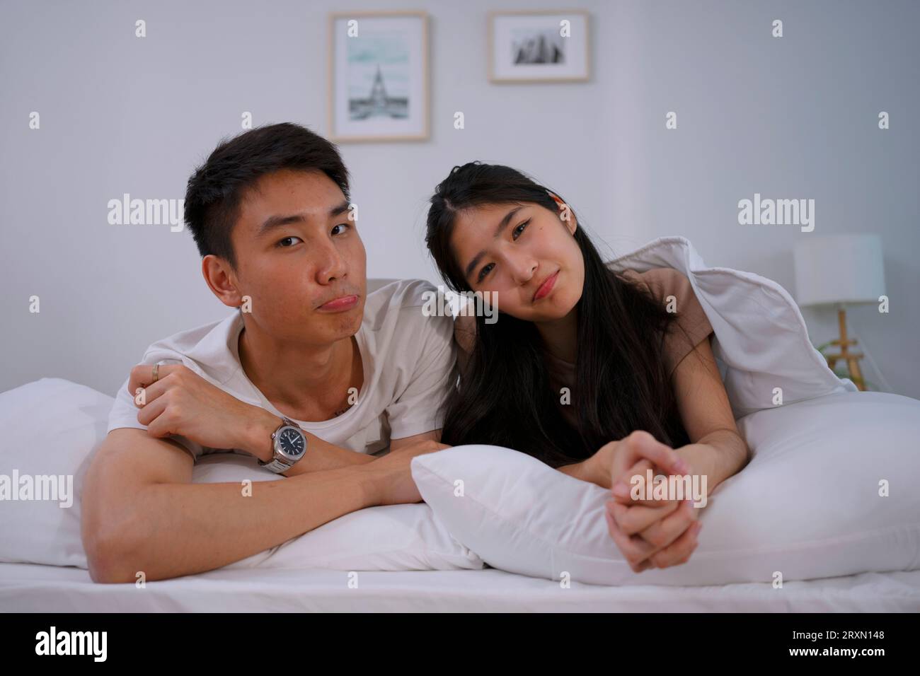 Jeune couple ensemble dans la chambre avec chien. Concept de style de vie et d'activités de loisirs. Banque D'Images