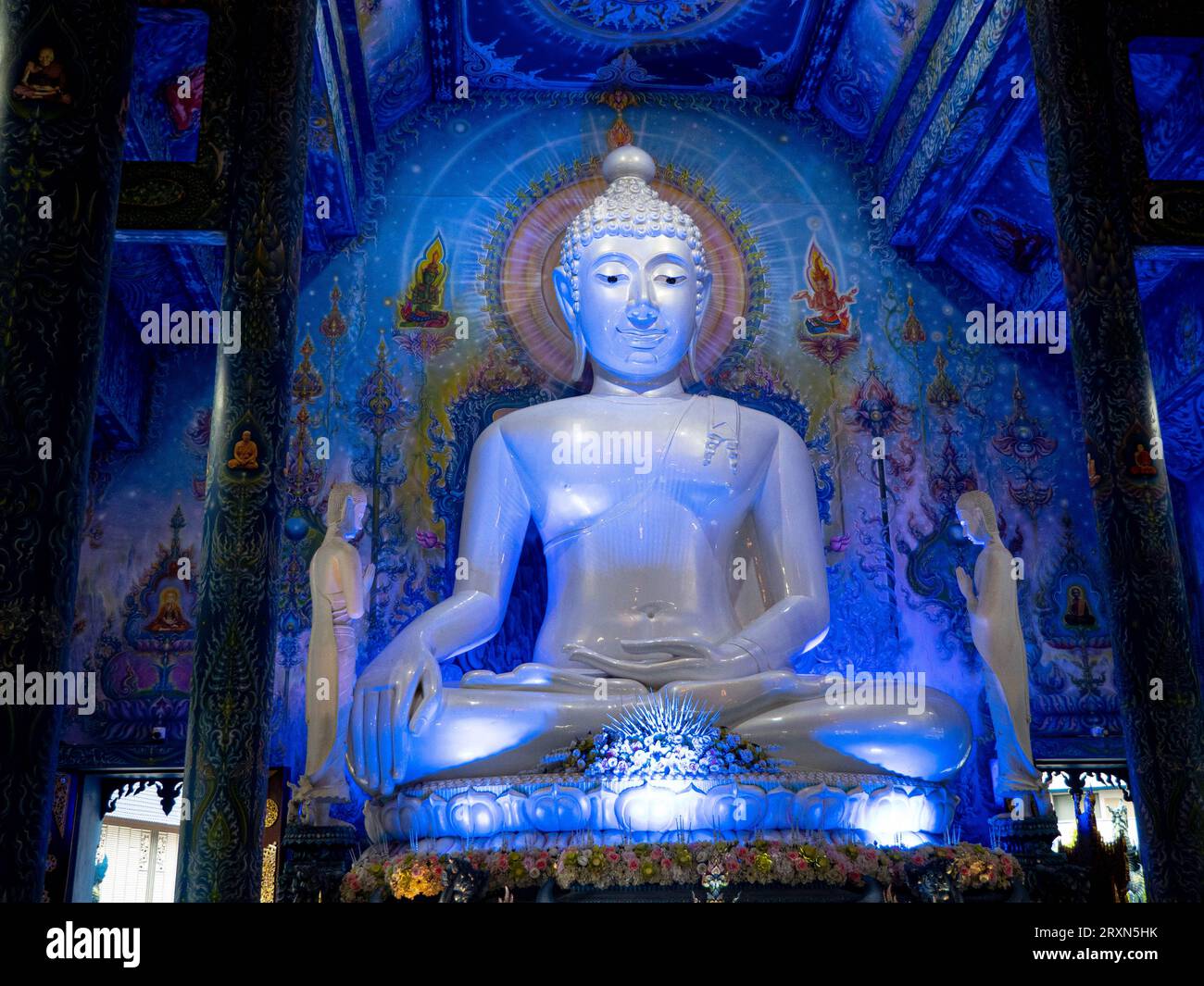 Grand Bouddha sur le temple bleu en Thaïlande Banque D'Images