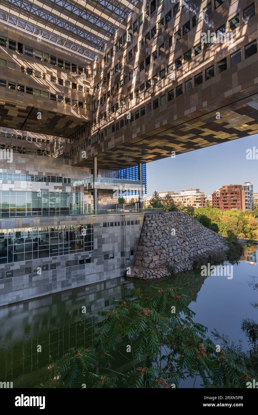 Montpellier, France - 09 25 2023 : vue verticale de l'architecture contemporaine par Jean nouvel de l'hôtel de ville ou de l'Hôtel de ville Banque D'Images