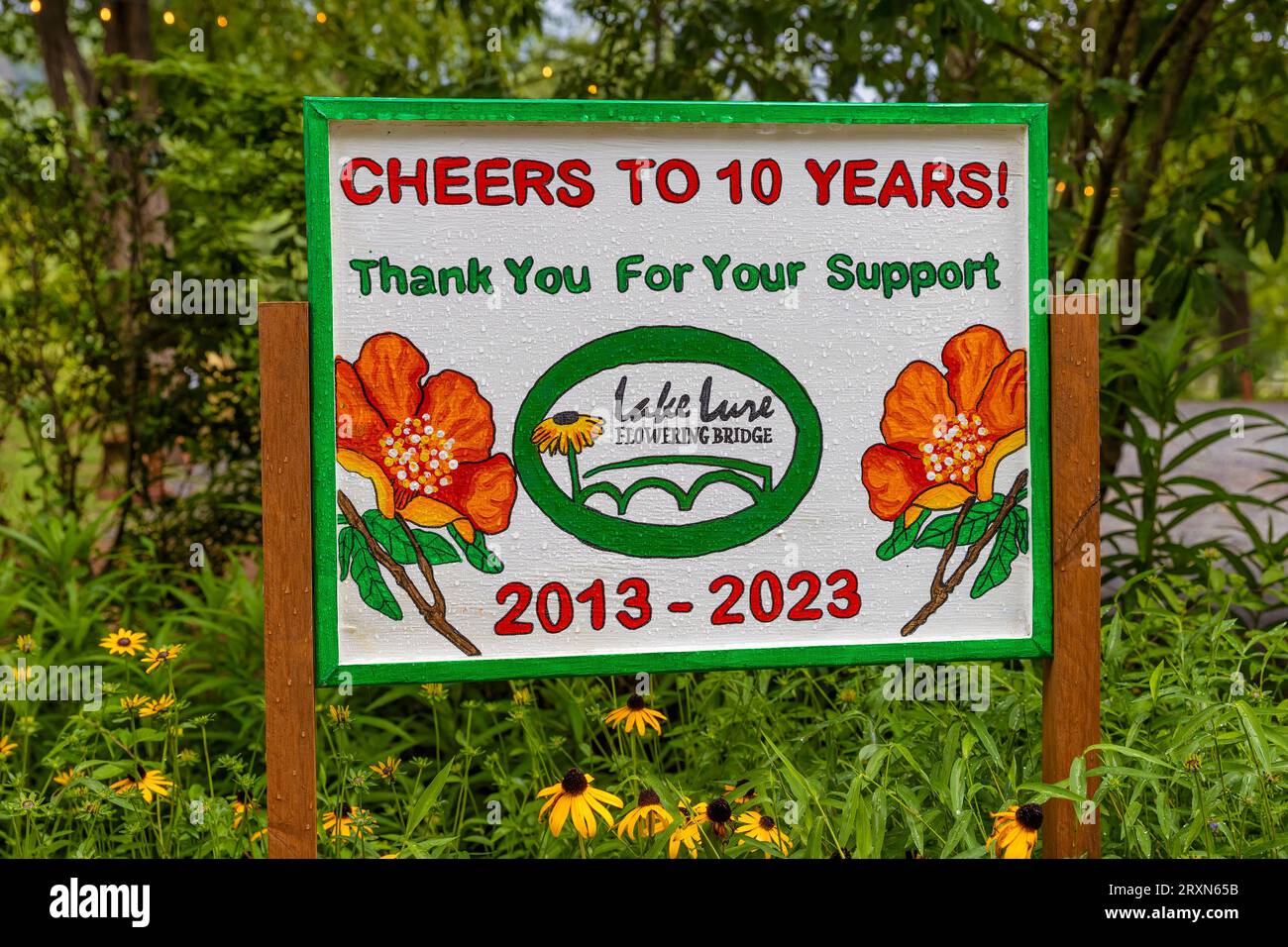 Lure Lake, Caroline du Nord, États-Unis - 11 août 2023 : le pont floral est un jardin communautaire bénévole qui est situé sur et à chaque extrémité de decommis Banque D'Images