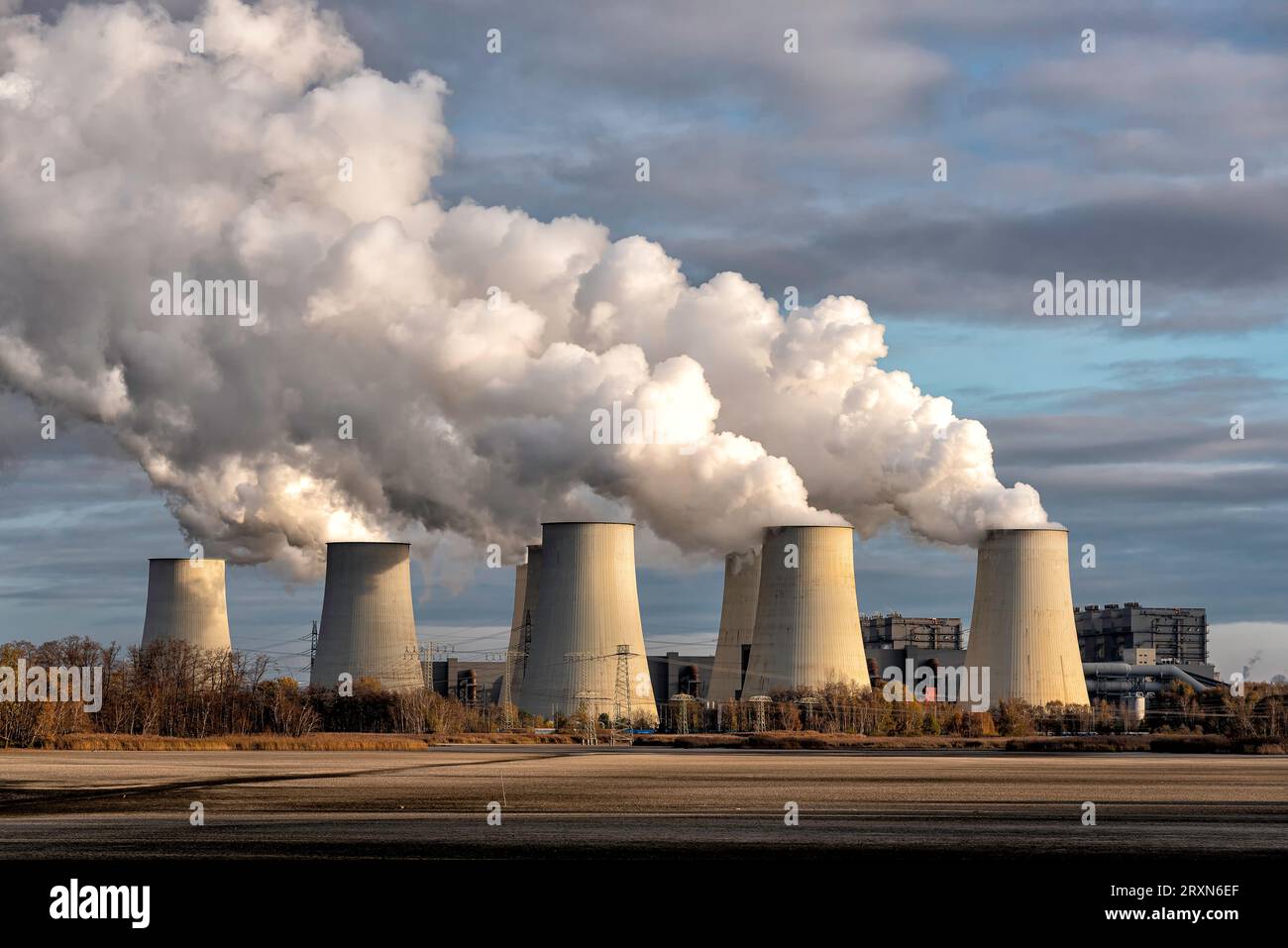 Tours d'une centrale électrique en Allemagne avec des nuages d'échappement hughe Banque D'Images