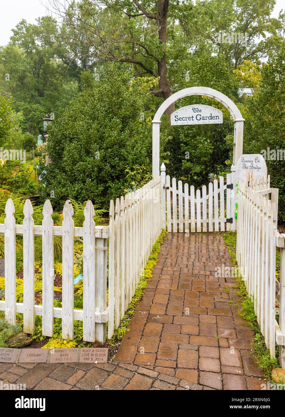 Lure Lake, Caroline du Nord, États-Unis - 11 août 2023 : le pont floral est un jardin communautaire bénévole qui est situé sur et à chaque extrémité de decommis Banque D'Images